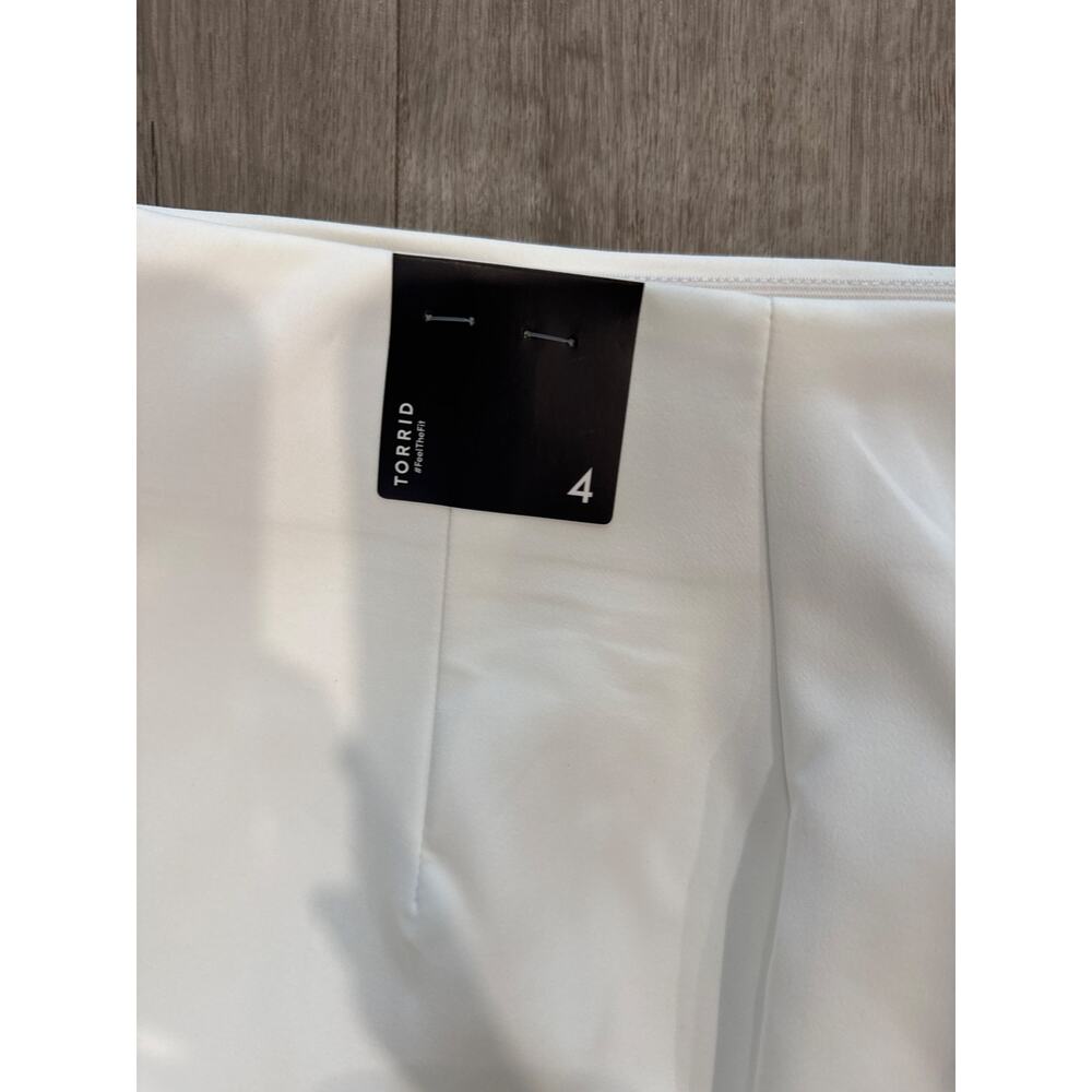 Torrid Refined Crepe Pull on Asymmetrical Skort in Cloud Dancer Women's Sz 4 - Picture 4 of 9